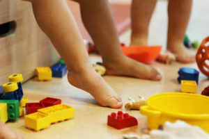 Petits pieds de bébés au milieu de jouets